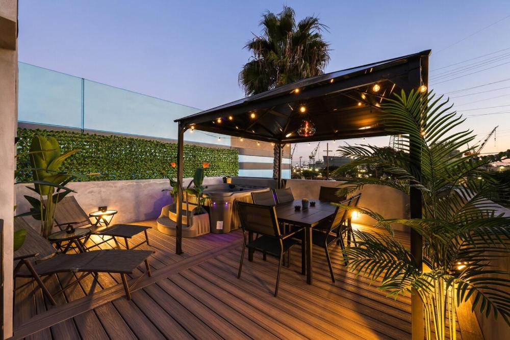 Harborside Suite 06 with Hot Tub and King Beds